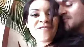 جنس بالحذاء: سمراء متعرجة تصل للذروة باستخدام كعبها العالي