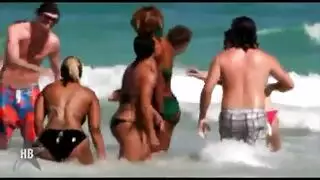 عاهرة كبيرة الأثداء ذات مؤخرة سمينة تمتلئ بقضيب ضخم