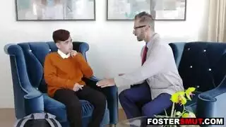 زوجة الأب المثيرة تغوي ابنها بالتبني لمتعة إباحية