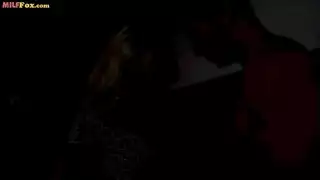 طالب يملأ عاملة مصنع بسائله في فيديو عمل صريح