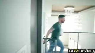 ملكة جمال أمريكية تتعرض لإيلاج مزدوج من جيرانها