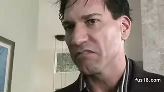 فتشية حيوانات غريبة: كلب يمارس الجنس بقوة في مؤخرة وفرج فتاة