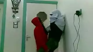 تفاوض على الجنس الخشن: عاهرات محجبات يحددن أسعار النيك