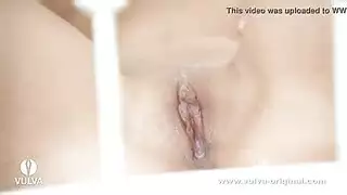 أكل كس مبلل في فعل سحاقي صريح