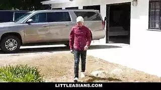 فتاة آسيوية شابة تفتح شفرات كسها لجنس صريح مع صديق