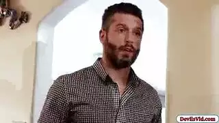 تستمتع هيه وحبيبها وتأتي الام