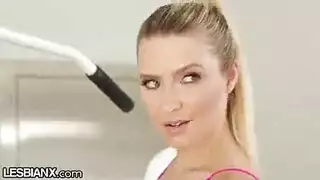 بنات يدخلن ايديهن في اكساس بعض