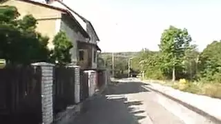 علاقة ثلاثية إباحية: حركة شقراء على شقراء مع فتاة ممتلئة واقفة