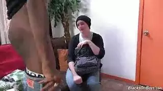 عاهرة ممتلئة الصدر تتلقى السائل المنوي على صدرها