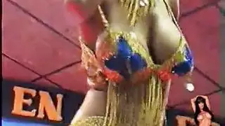 فتاة عربية سودانية مثيرة تخلع ملابسها وتداعب فرجها في عرض رقص شرقي ساخن