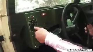 هاتان العربيتان لا تشبعان من هذا القضيب الضخم في أفواههما