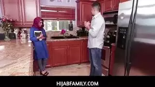 فتاة عربية مثيرة آدا سانشيز تأخذ قضيبًا ضخمًا بعمق