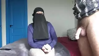 الديوث يشاهد مؤخرة زوجته العربية الكبيرة تُضرب بقوة