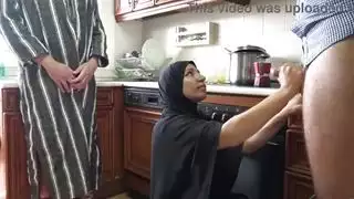 ديوث يشاهد زوجته العربية الشهوانية تمارس الجنس مع قضيب كبير