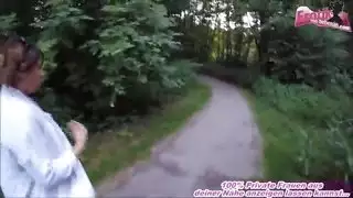 أم تركية مسلمة تعقد اجتماعات للمستخدمين في الهواء الطلق وتسمح لنفسها بالتبول في فمها