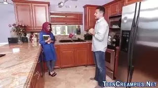 إباحية مراهقة عربية: تمارس الجنس بغباء في معضلة كبيرة