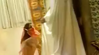 إيلاج مزدوج قاسي: فتاة عربية تأخذ قضيبين كبيرين