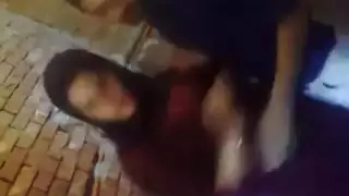 محب النساء وخطيبته في مداعبة قوية وحركة إباحية