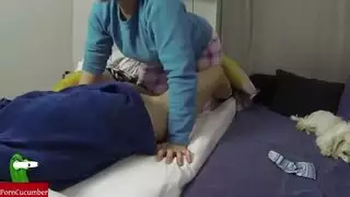  تحول النوم السري إلى جلسة جنس صباحية إباحية