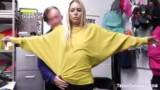 ‫فتاة وقحة تحصل على جلسة إباحية قاسية من الضابط مايكلز‬