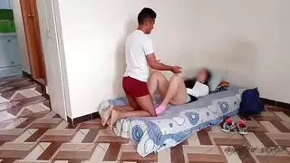 أختي الصغيرة لا تقاوم مص قضيبي قبل عودة والديّ