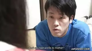 آسيوي يمارس الجنس مع ثلاث نساء مثيرات في علاقة جنسية جماعية صريحة