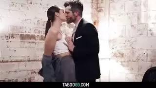 تابو ناضج: زوجة الأب والأب في مشهد إباحي صريح