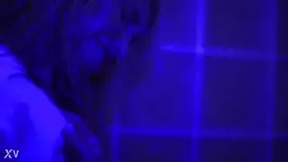 نجم إباحي داكن البشرة ذو أثداء كبيرة وفتحة شرج ضيقة