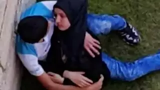 جماع جماعي في الحديقة مع مراهقة مصرية محجبة ساخنة تمص وتنك بقوة