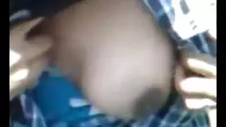 رجلها لا يستطيع إبعاد يديه عن ثدييها الضخمين