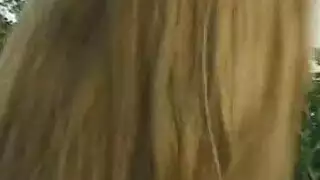 عاهرة يائسة تبلع عميقًا وتأخذ طلقات خلفية قاسية