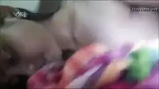 حلوة نحيفة ذات أثداء صغيرة تلمس مهبلها المبلل بقوة