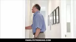 قضيب ابن الزوج الكبير ينيك زوجة الأب بعنف وعمق