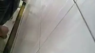 ثلاثي مع سمينة في المتجر: نكاح مزدوج مع شابين أسمرين