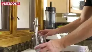 مهرجان جنسي في المطبخ: مراهقة تظهر جسدها ثم تأخذ إيلاجاً مزدوجاً قاسياً