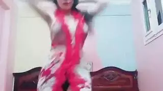 ترقص لحبيبها بشقه