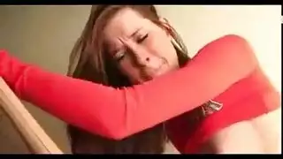 مشهد أنثوي فردي: فتاة ناضجة تنحني لتلعق نفسها