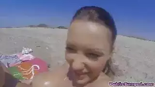 كوجر ممتلئة الصدر تمص بقوة على الشاطئ وتأخذ السائل المنوي في فمها