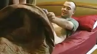 الكاميرا الخفية تلتقط شهوة زوجة الأب المحرمة