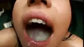 مص قضيب جماعي فوضوي ينتهي بفم مليء بالمني