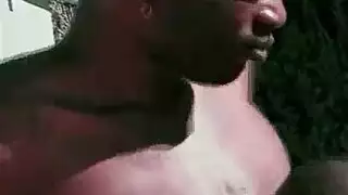 الفحل الأسود يضاجع روسيكي بوضعية الكلب في الشاحنة