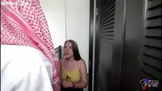 اخ واختو بقرف وحد والاخت تتفرج على الفلم اسكس وأخو يتجسس عليه