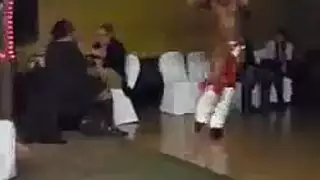 الراقصة الآسيوية الوشم في الزي المثيرة تحصل مارس الجنس في استوديو جميل، على المسرح