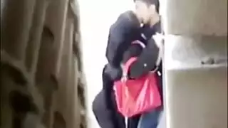 يزنق جارته تحت السلم ويقفش فيها