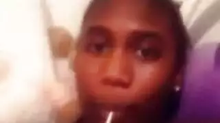 الشاب الصغير يستمتع بأن يكون فوق وتحت