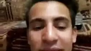 ثنائي صلب على الأريكة مهبل دسم وfetish الطعام