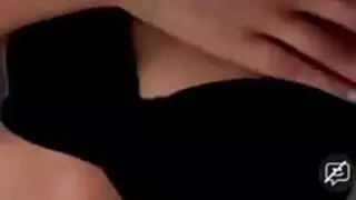 شقراء ذات شعر داكن وصديقها يشاركان قضيباً صلباً لفاتن