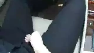 كسها المثير مكشوف لصديقها وصديقه المتزوج لمتعة الاستمناء الجماعي