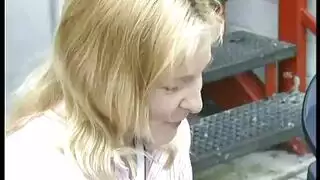 أوجي غابة مع عاهرة ألمانية شقراء تأخذ أحمال متعددة