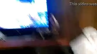 على حافة الكشك: لينا تأخذ قضيبًا في حلقها بقوة